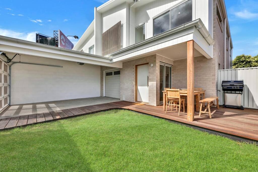 Tugun Retreat Sleeps 10 Walk To Beach And Shops Villa Gold Coast Exterior photo